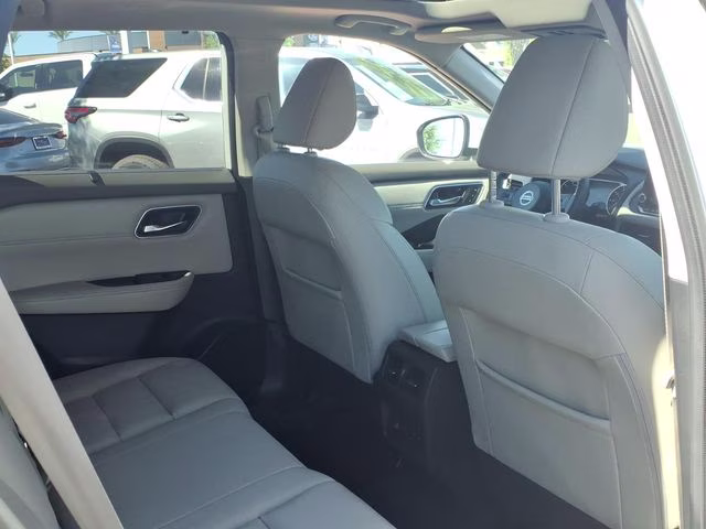 2021 Pearl White Tricoat Nissan Rogue SL FWD SUV