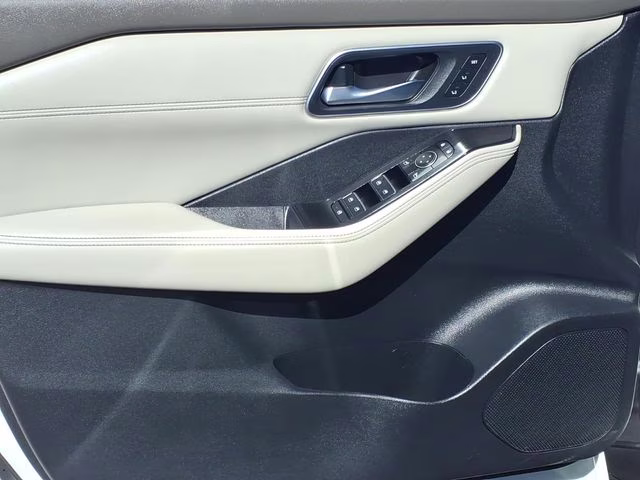 2021 Pearl White Tricoat Nissan Rogue SL FWD SUV