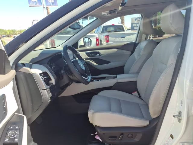 2021 Pearl White Tricoat Nissan Rogue SL FWD SUV