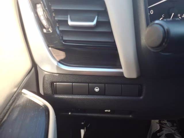 2021 Pearl White Tricoat Nissan Rogue SL FWD SUV