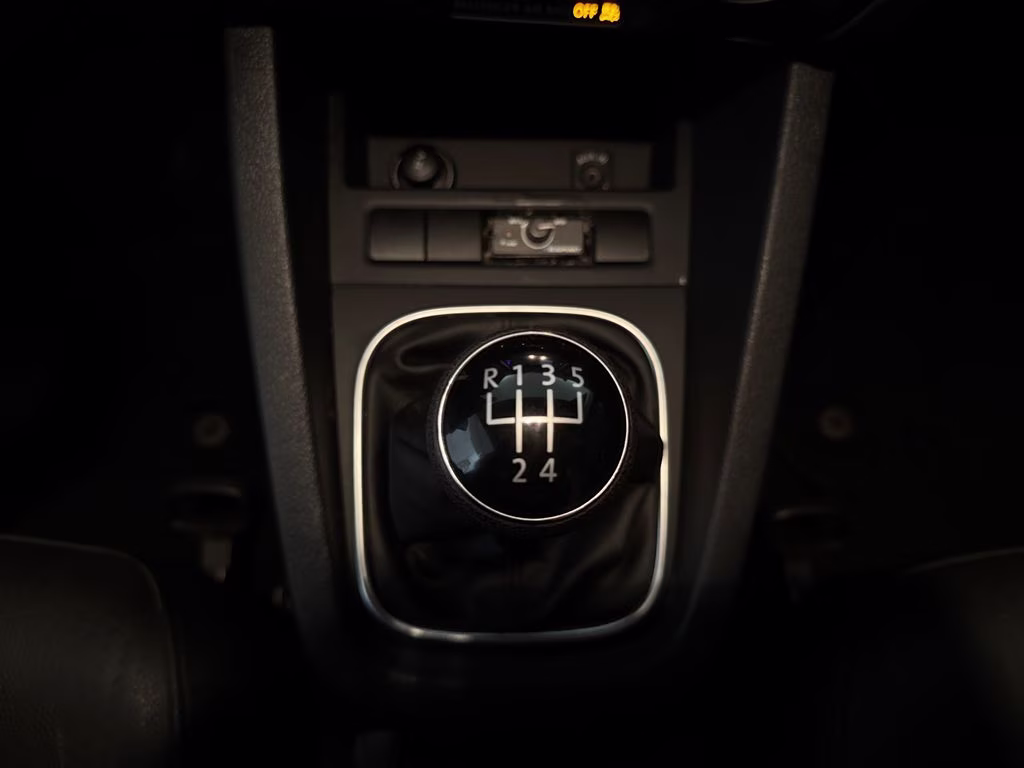 2012 Deep Black Metallic Volkswagen Jetta 2.5L SE FWD Sedan