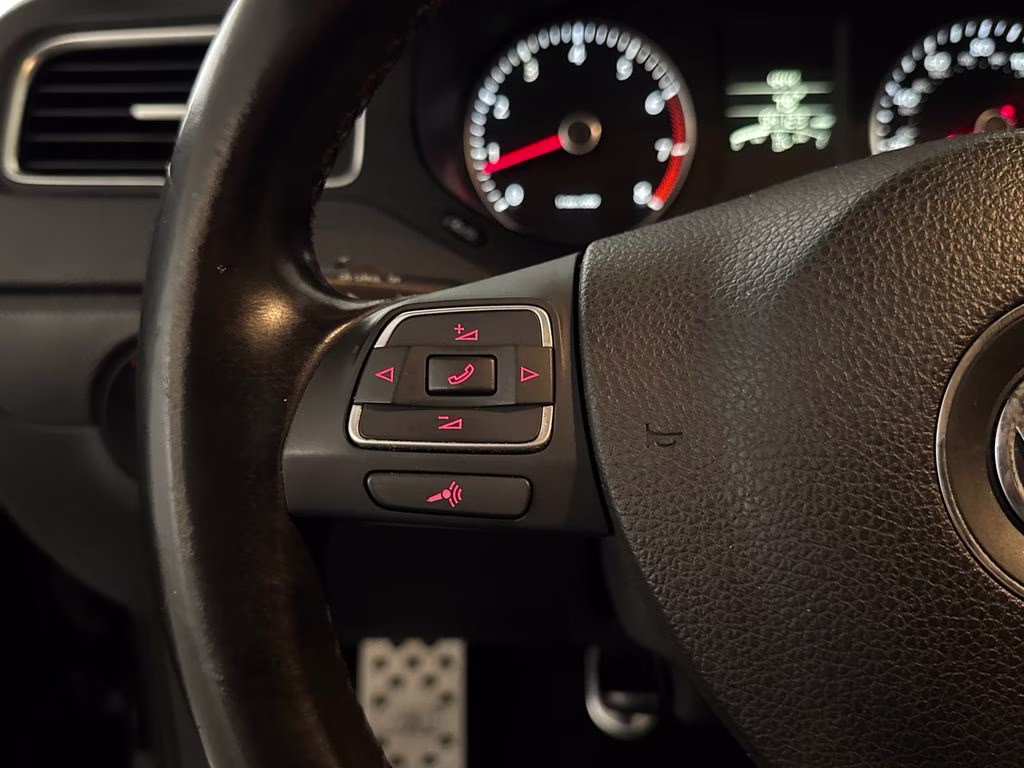 2012 Deep Black Metallic Volkswagen Jetta 2.5L SE FWD Sedan