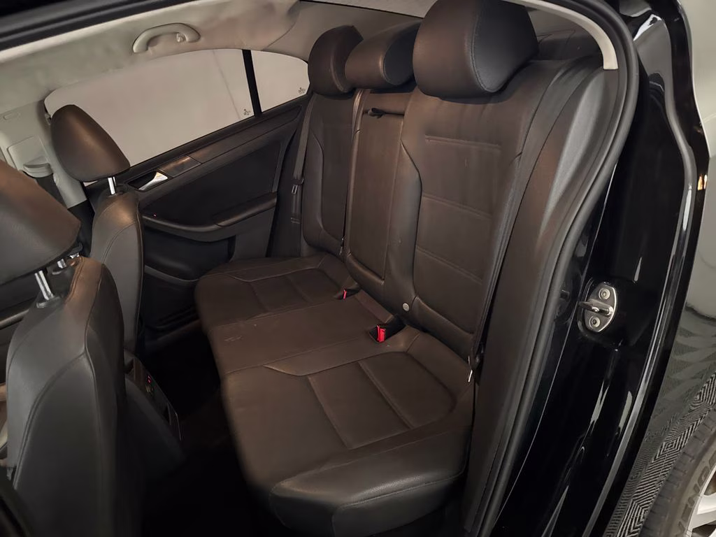 2012 Deep Black Metallic Volkswagen Jetta 2.5L SE FWD Sedan