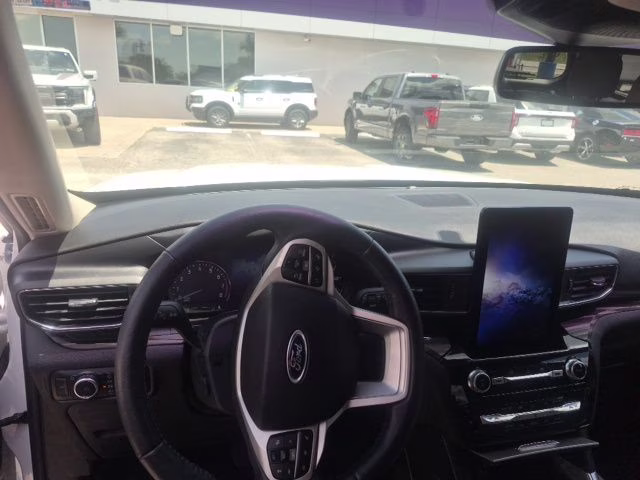 2023 White Metallic Ford Explorer Limited 4X4 SUV