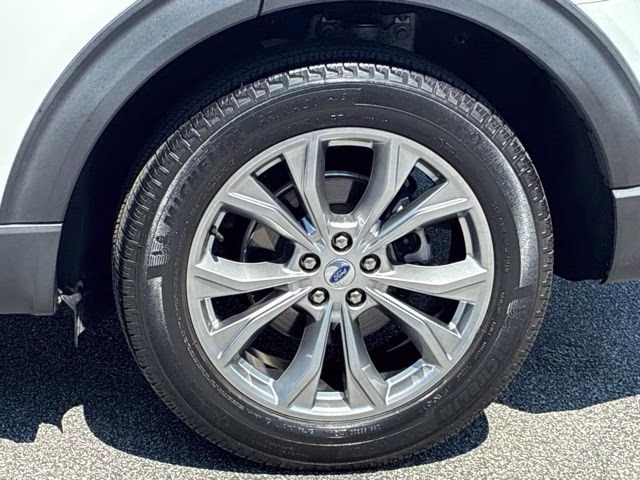 2023 White Metallic Ford Explorer Limited 4X4 SUV