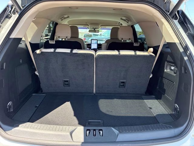 2023 White Metallic Ford Explorer Limited 4X4 SUV