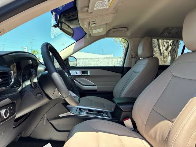 2023 White Metallic Ford Explorer Limited 4X4 SUV