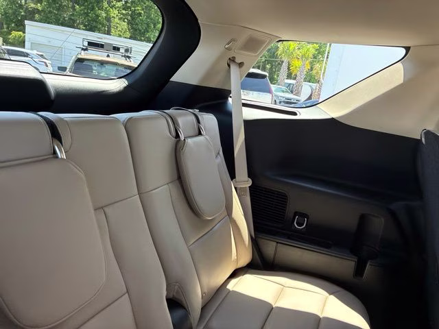 2023 White Metallic Ford Explorer Limited 4X4 SUV