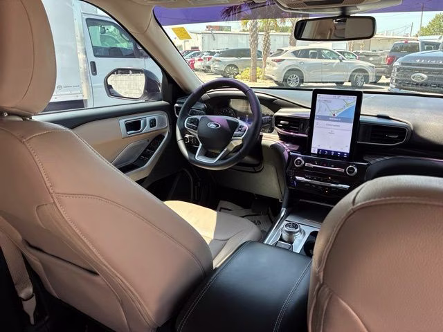 2023 White Metallic Ford Explorer Limited 4X4 SUV