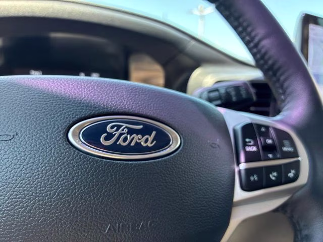 2023 White Metallic Ford Explorer Limited 4X4 SUV