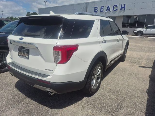 2023 White Metallic Ford Explorer Limited 4X4 SUV