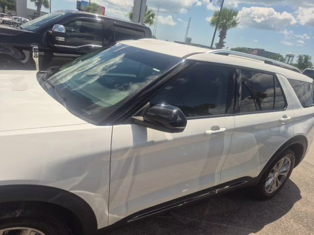2023 White Metallic Ford Explorer Limited 4X4 SUV