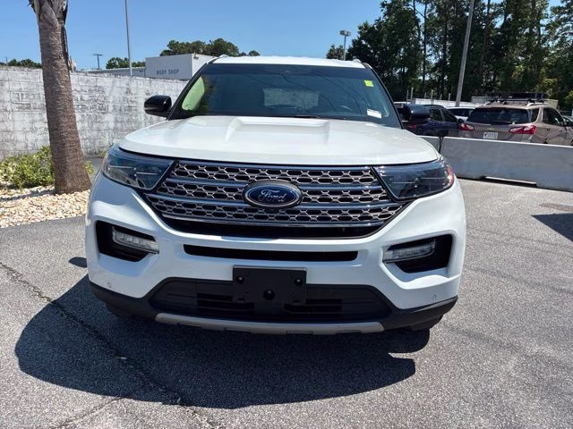 2023 White Metallic Ford Explorer Limited 4X4 SUV