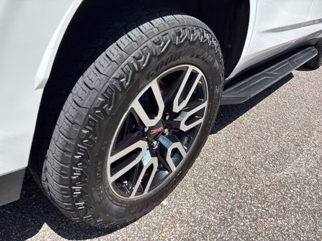 2024 Summit White GMC Yukon AT4 4X4 SUV