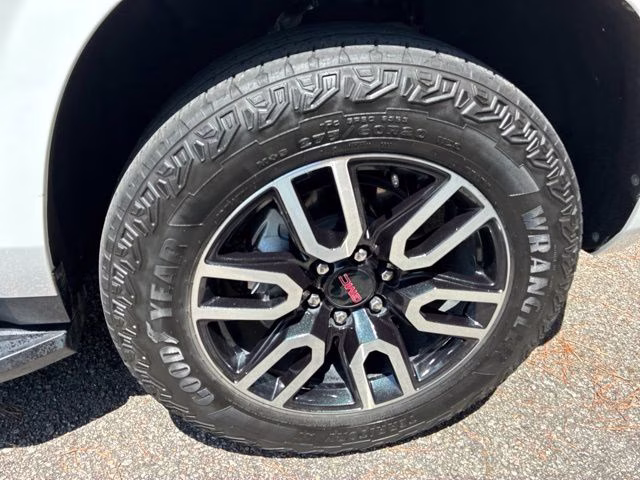 2024 Summit White GMC Yukon AT4 4X4 SUV