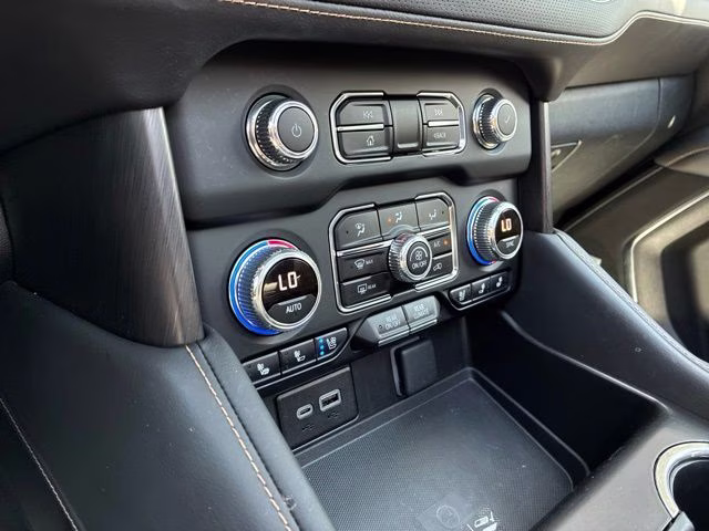 2024 Summit White GMC Yukon AT4 4X4 SUV
