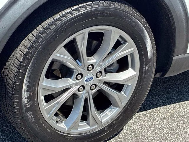 2023 White Metallic Ford Explorer Limited 4X4 SUV