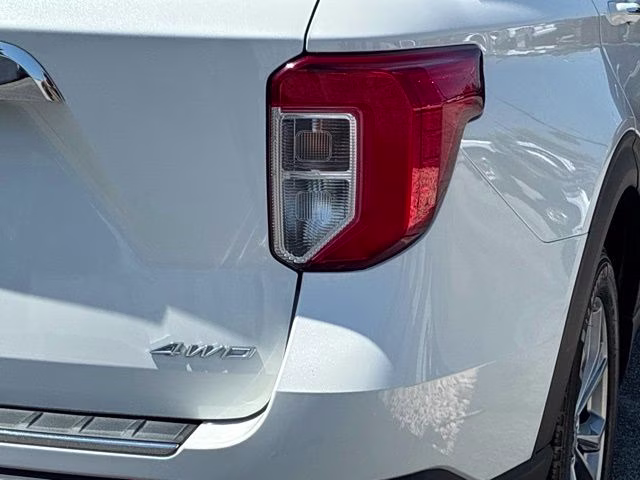 2023 White Metallic Ford Explorer Limited 4X4 SUV