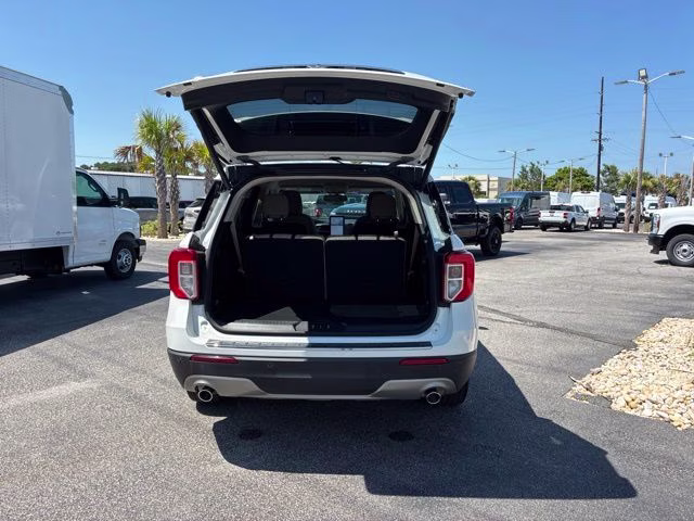 2023 White Metallic Ford Explorer Limited 4X4 SUV
