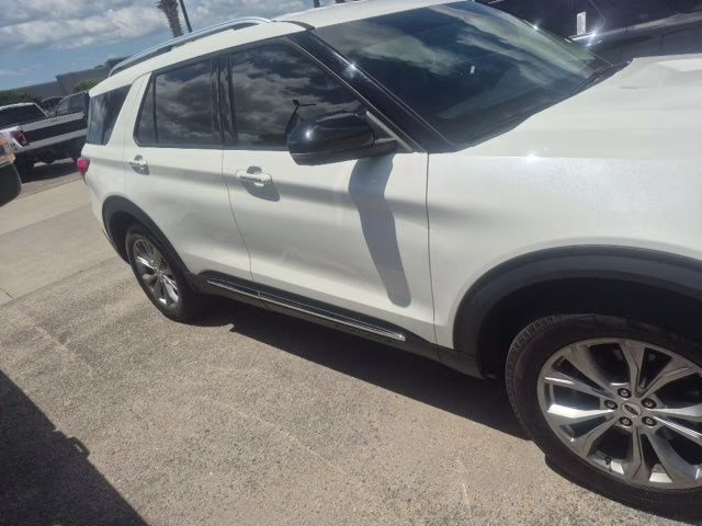 2023 White Metallic Ford Explorer Limited 4X4 SUV