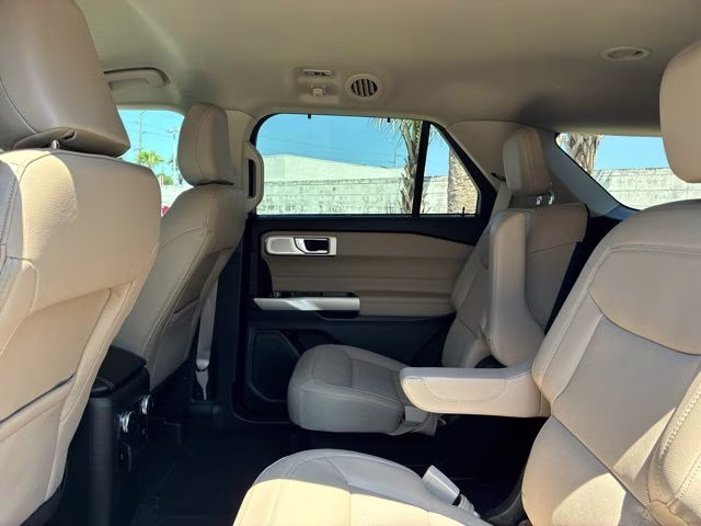 2023 White Metallic Ford Explorer Limited 4X4 SUV