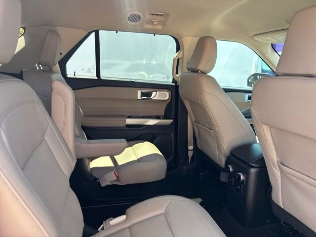 2023 White Metallic Ford Explorer Limited 4X4 SUV
