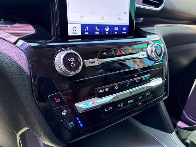 2023 White Metallic Ford Explorer Limited 4X4 SUV