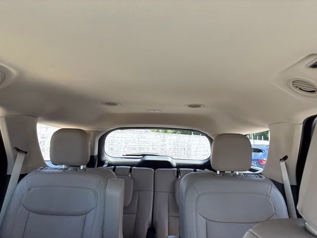 2023 White Metallic Ford Explorer Limited 4X4 SUV