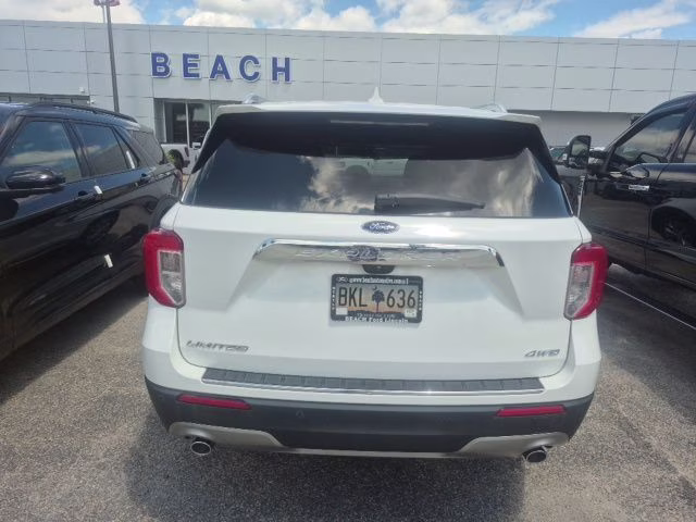 2023 White Metallic Ford Explorer Limited 4X4 SUV