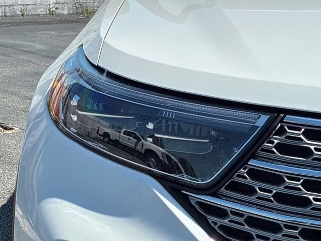 2023 White Metallic Ford Explorer Limited 4X4 SUV