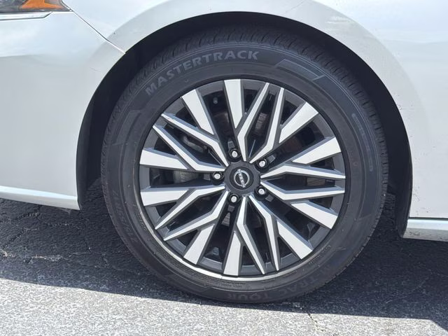 2024 Brilliant Silver Metallic Nissan Altima 2.5 SV FWD Sedan