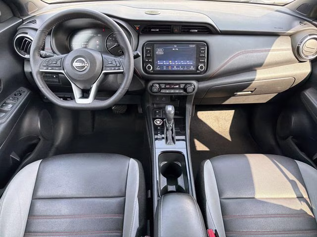 2022 Boulder Gray Pearl Nissan Kicks SR FWD SUV