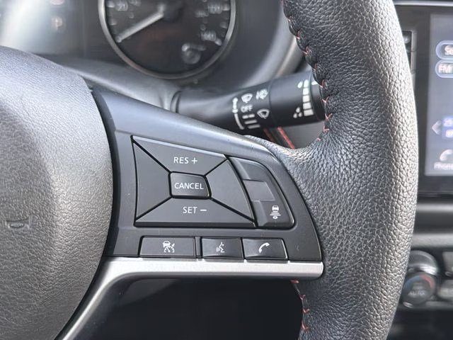 2022 Boulder Gray Pearl Nissan Kicks SR FWD SUV