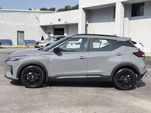 2022 Boulder Gray Pearl Nissan Kicks SR FWD SUV