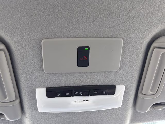 2022 Boulder Gray Pearl Nissan Kicks SR FWD SUV