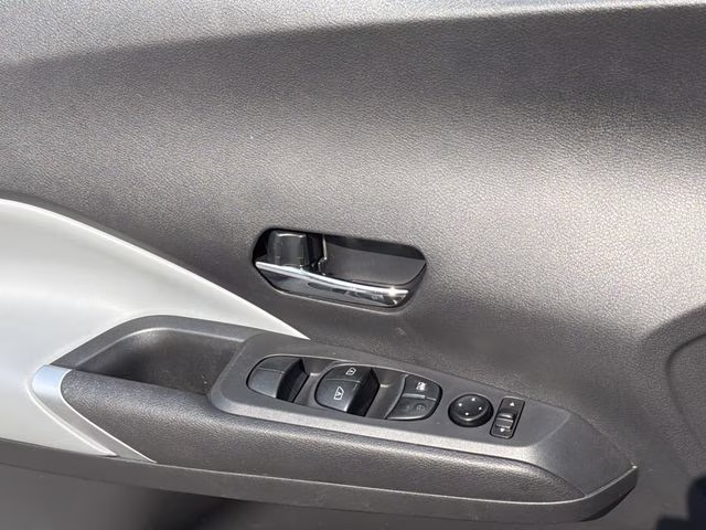 2022 Boulder Gray Pearl Nissan Kicks SR FWD SUV