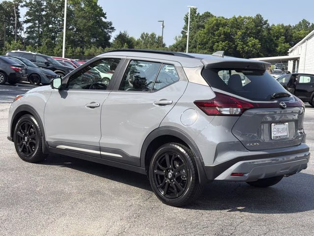 2022 Boulder Gray Pearl Nissan Kicks SR FWD SUV