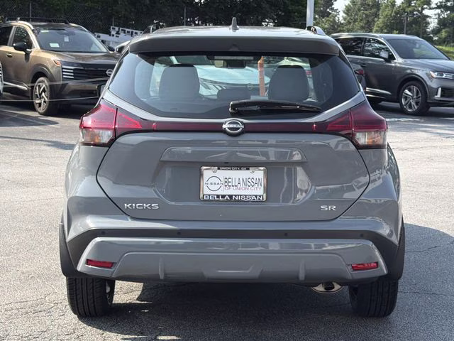 2022 Boulder Gray Pearl Nissan Kicks SR FWD SUV