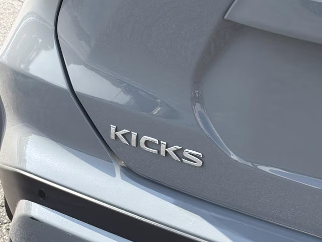2022 Boulder Gray Pearl Nissan Kicks SR FWD SUV