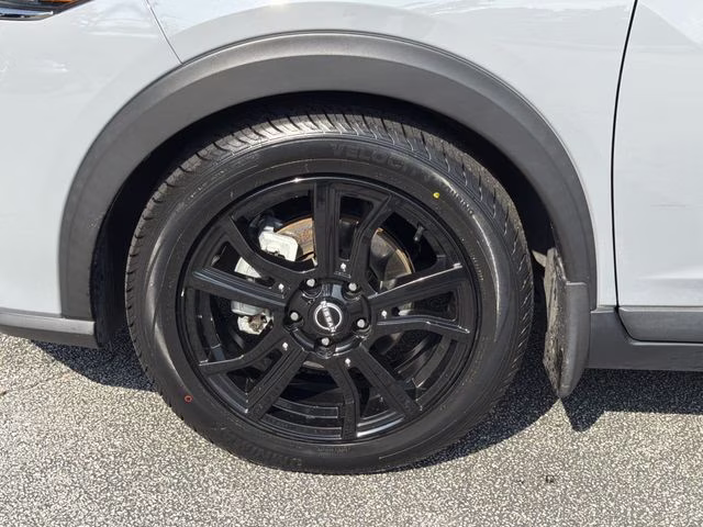 2022 Boulder Gray Pearl Nissan Kicks SR FWD SUV