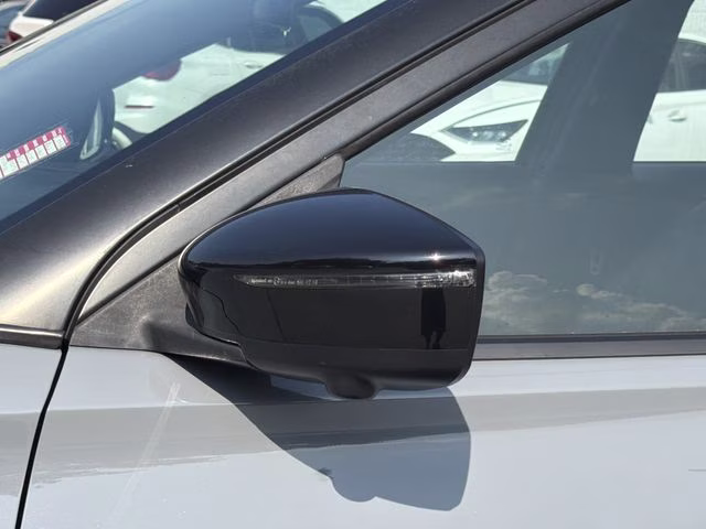 2022 Boulder Gray Pearl Nissan Kicks SR FWD SUV