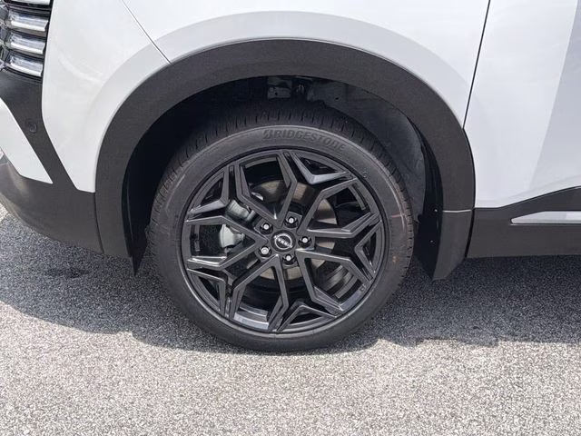 2026 Aspen White/Super Black Nissan Kicks SR AWD SUV