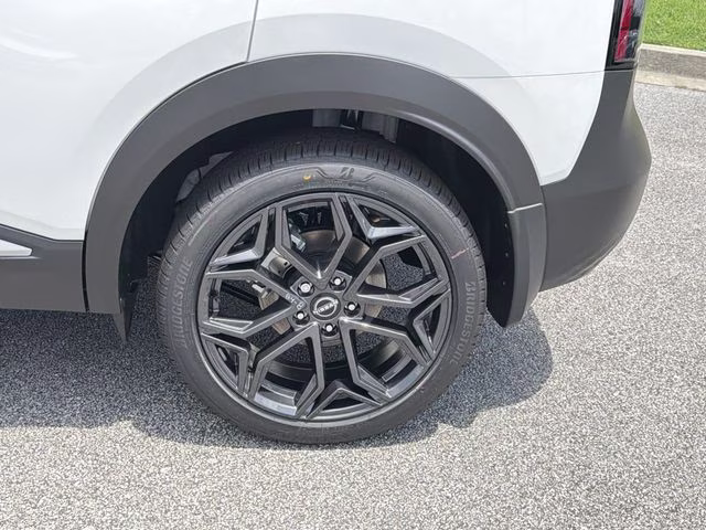 2026 Aspen White/Super Black Nissan Kicks SR AWD SUV