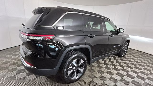 2024 Diamond Black Crystal Pearlcoat Jeep Grand Cherokee 4xe 4X4 SUV