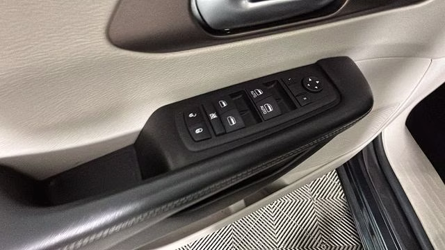 2021 Brilliant Black Crystal Pearlcoat Chrysler Voyager LXI FWD Van
