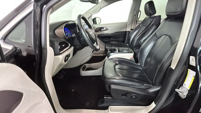 2021 Brilliant Black Crystal Pearlcoat Chrysler Voyager LXI FWD Van