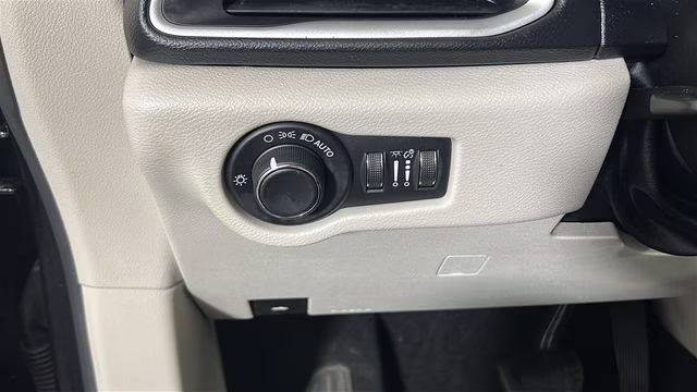 2021 Brilliant Black Crystal Pearlcoat Chrysler Voyager LXI FWD Van