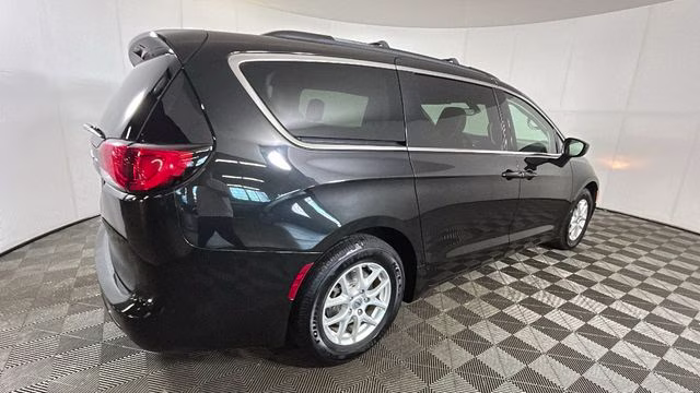 2021 Brilliant Black Crystal Pearlcoat Chrysler Voyager LXI FWD Van
