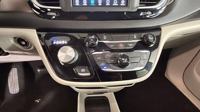 2021 Brilliant Black Crystal Pearlcoat Chrysler Voyager LXI FWD Van