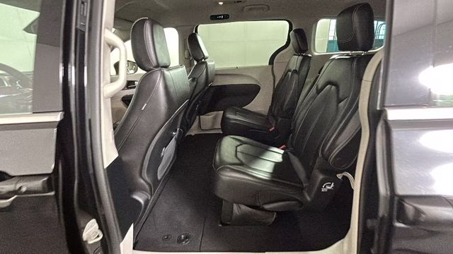 2021 Brilliant Black Crystal Pearlcoat Chrysler Voyager LXI FWD Van